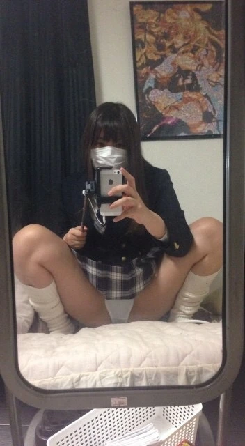素人の女の子のパンツ自撮りエロ画像 27