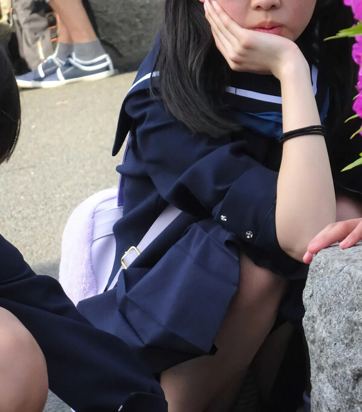 しゃがんだときに見える素人のパンツがエロい盗撮画像 3
