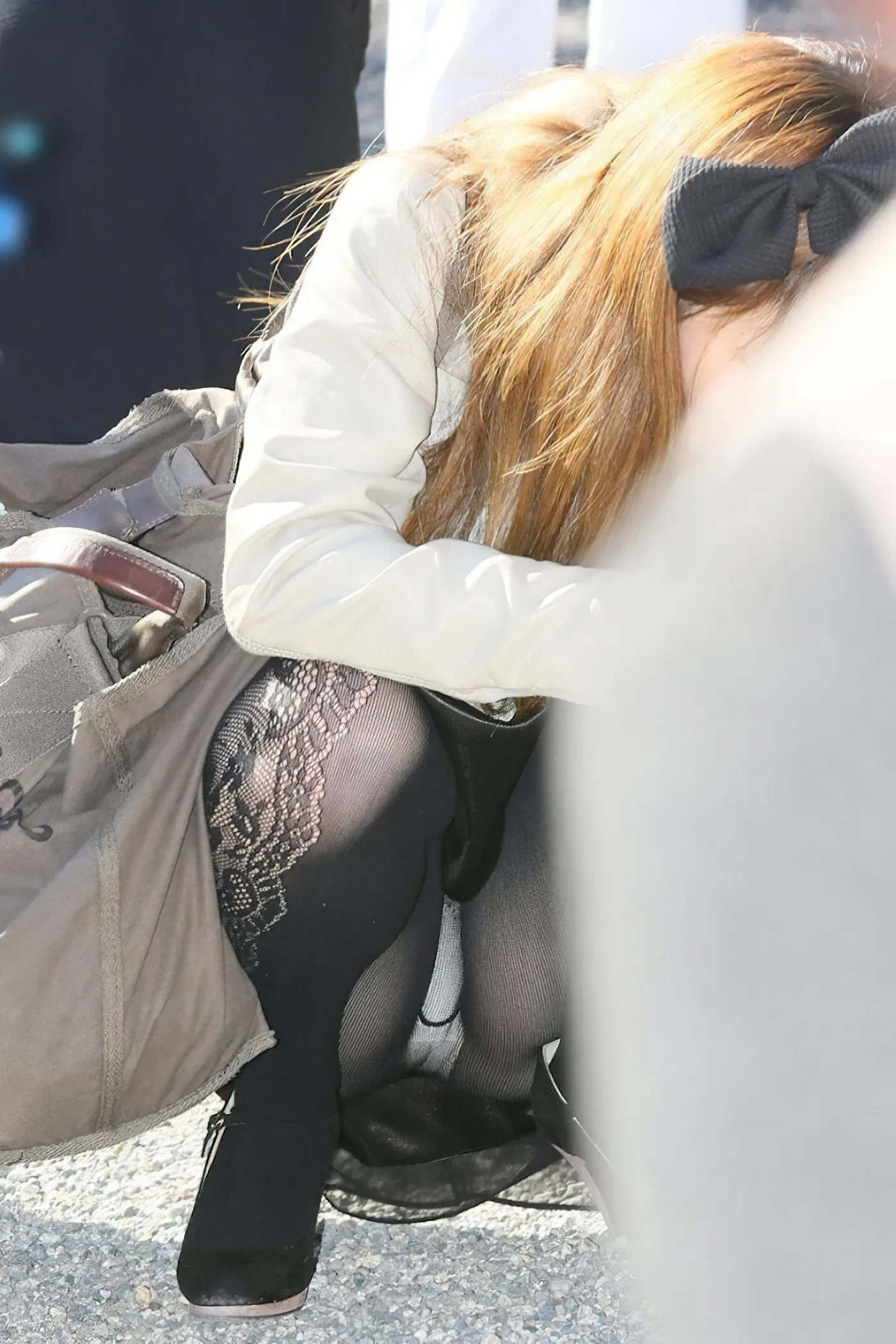 しゃがんだときに見える素人のパンツがエロい盗撮画像 1