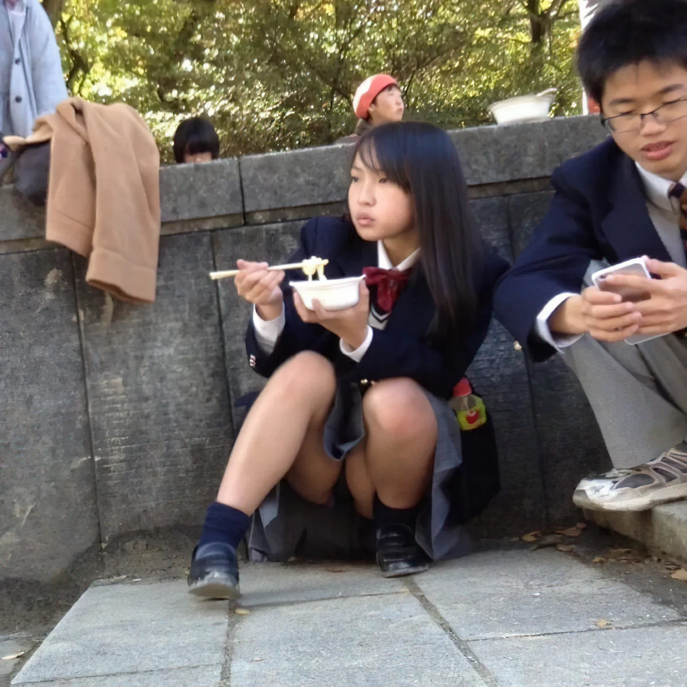 しゃがんだときに見える素人のパンツがエロい盗撮画像 12