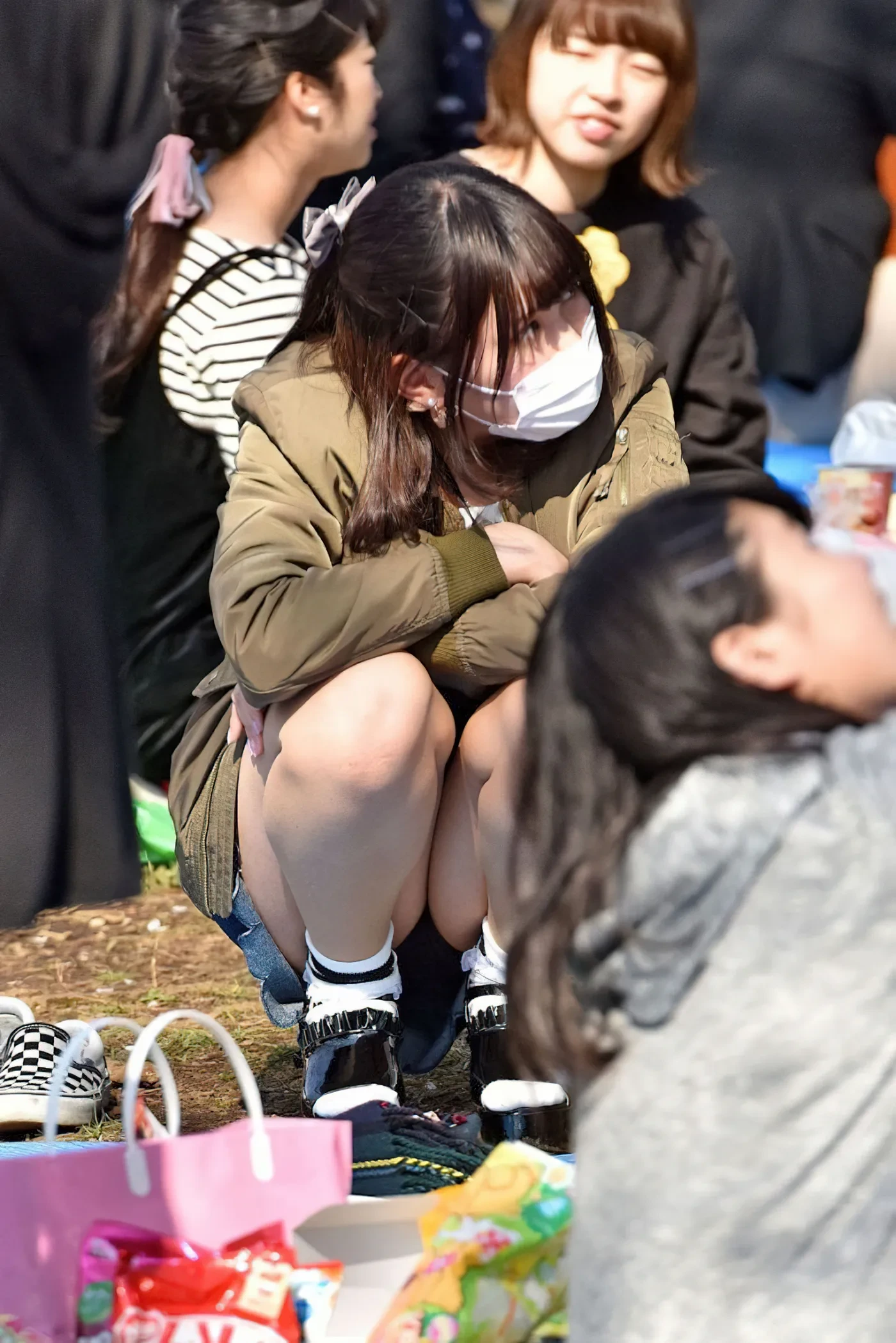 しゃがんだときに見える素人のパンツがエロい盗撮画像 8
