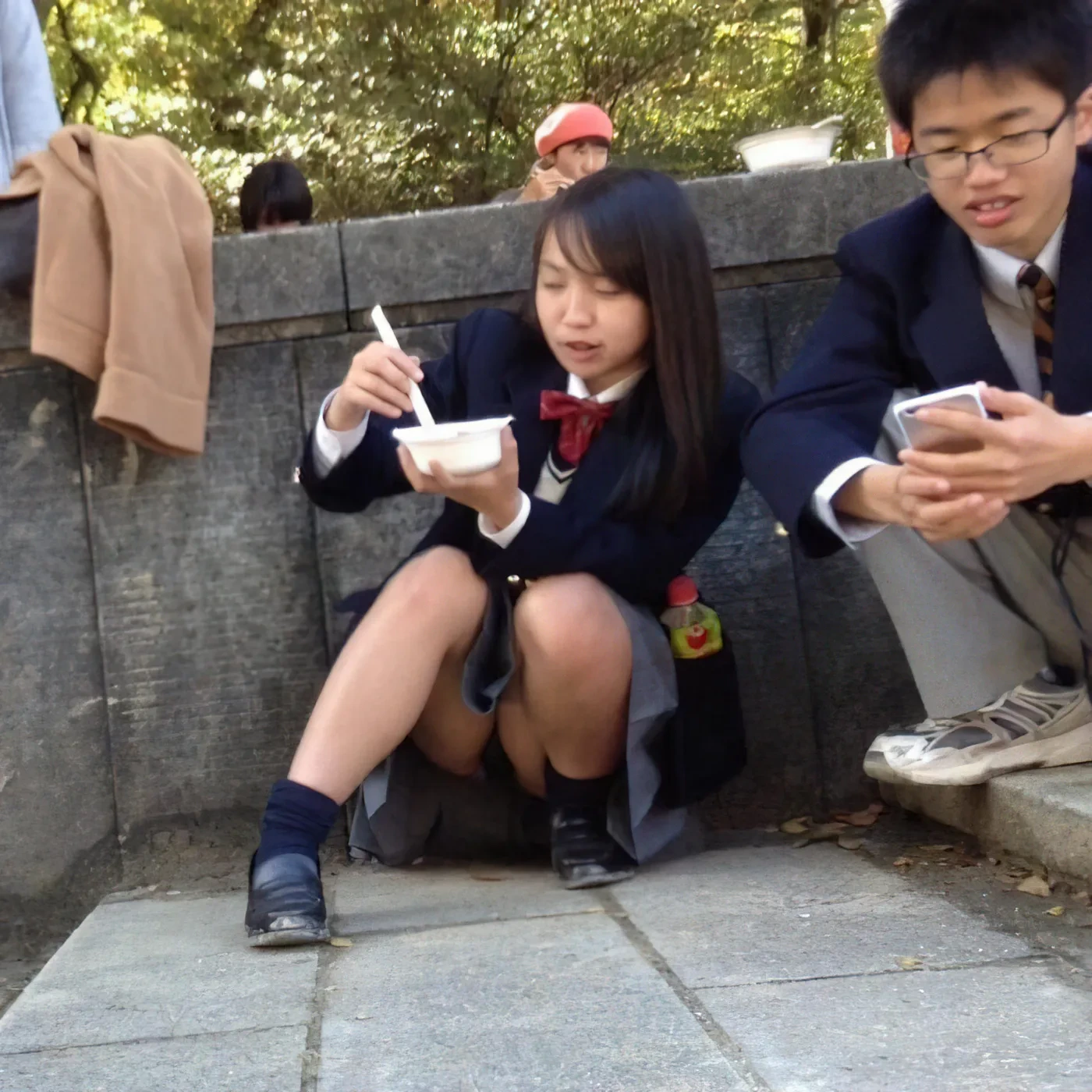 しゃがんだときに見える素人のパンツがエロい盗撮画像 13