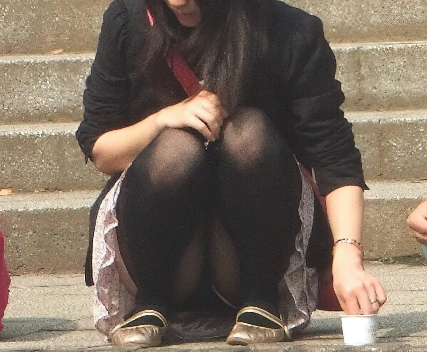 しゃがんだときに見える素人のパンツがエロい盗撮画像 10