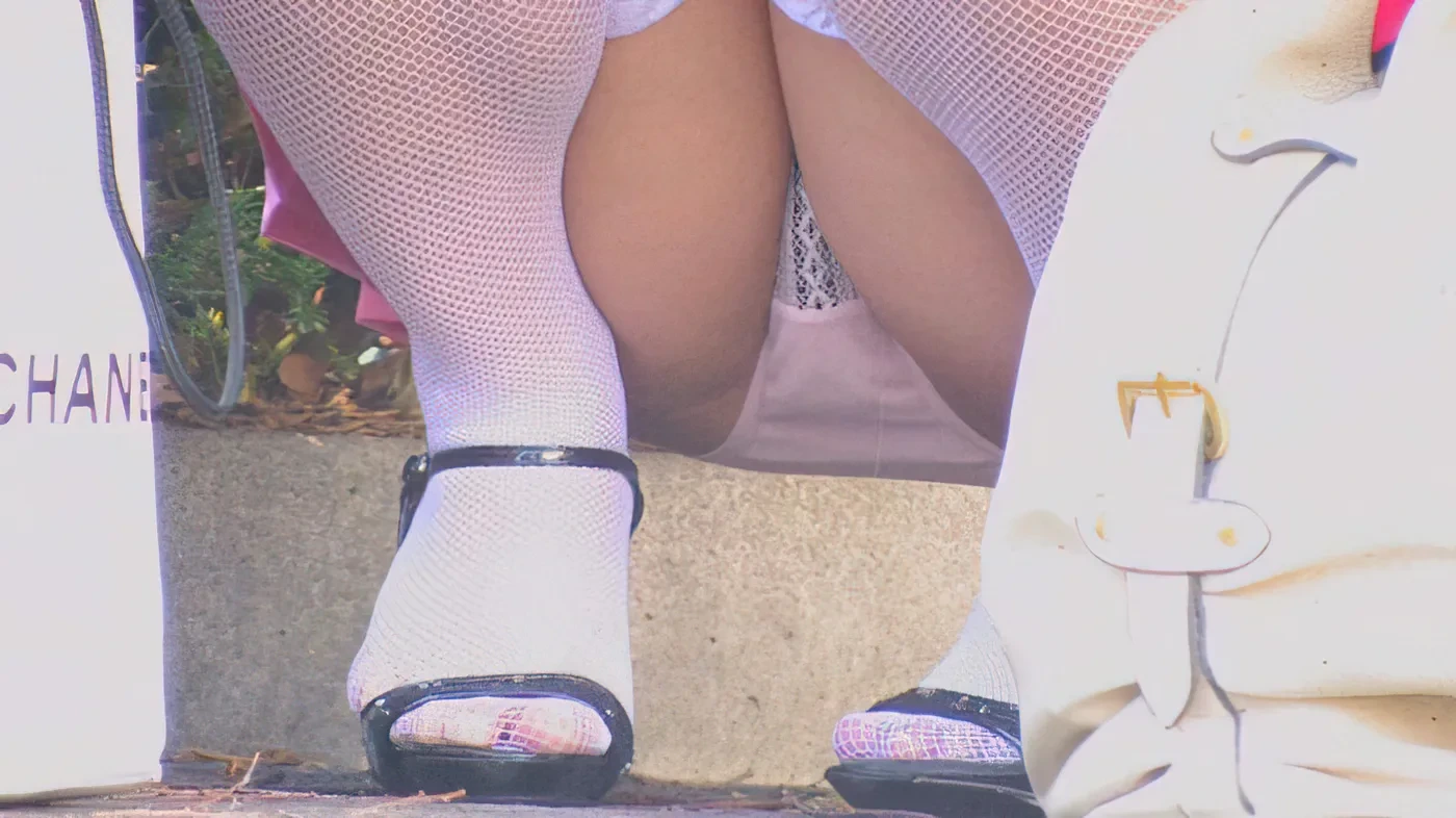 しゃがんだときに見える素人のパンツがエロい盗撮画像 16
