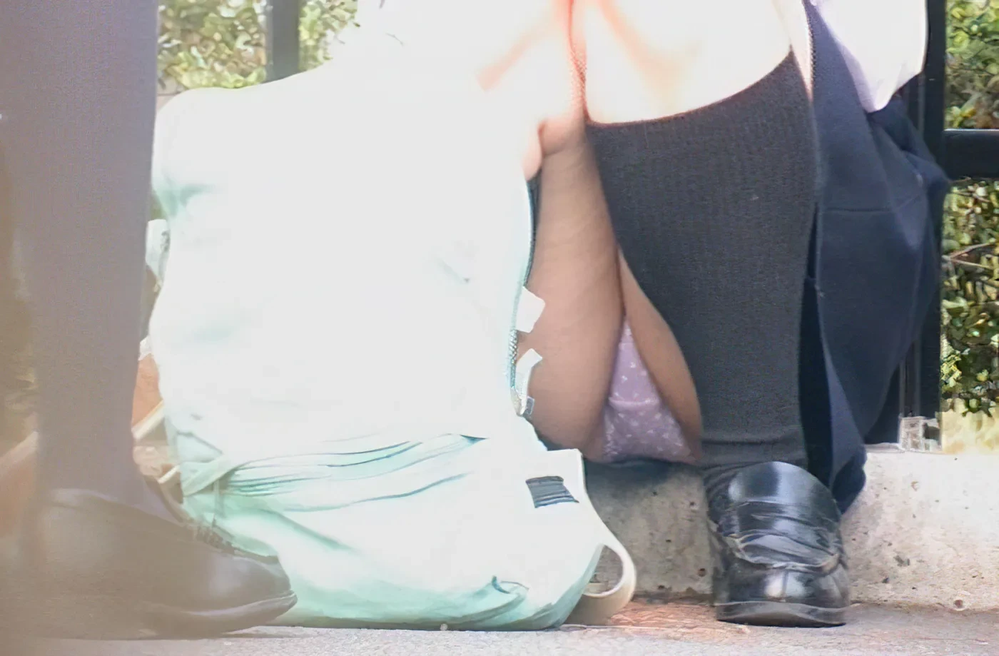 しゃがんだときに見える素人のパンツがエロい盗撮画像 18