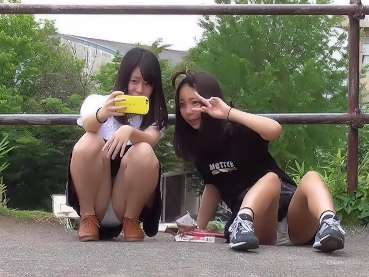 しゃがんだときに見える素人のパンツがエロい盗撮画像 25