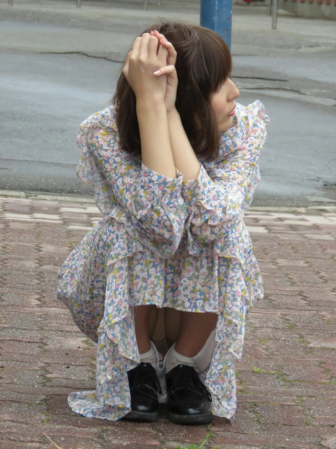 しゃがんだときに見える素人のパンツがエロい盗撮画像 27