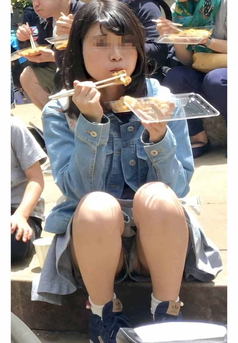 生足やハミパンがエロすぎるショートパンツ履いてる女の子のエロ画像 13