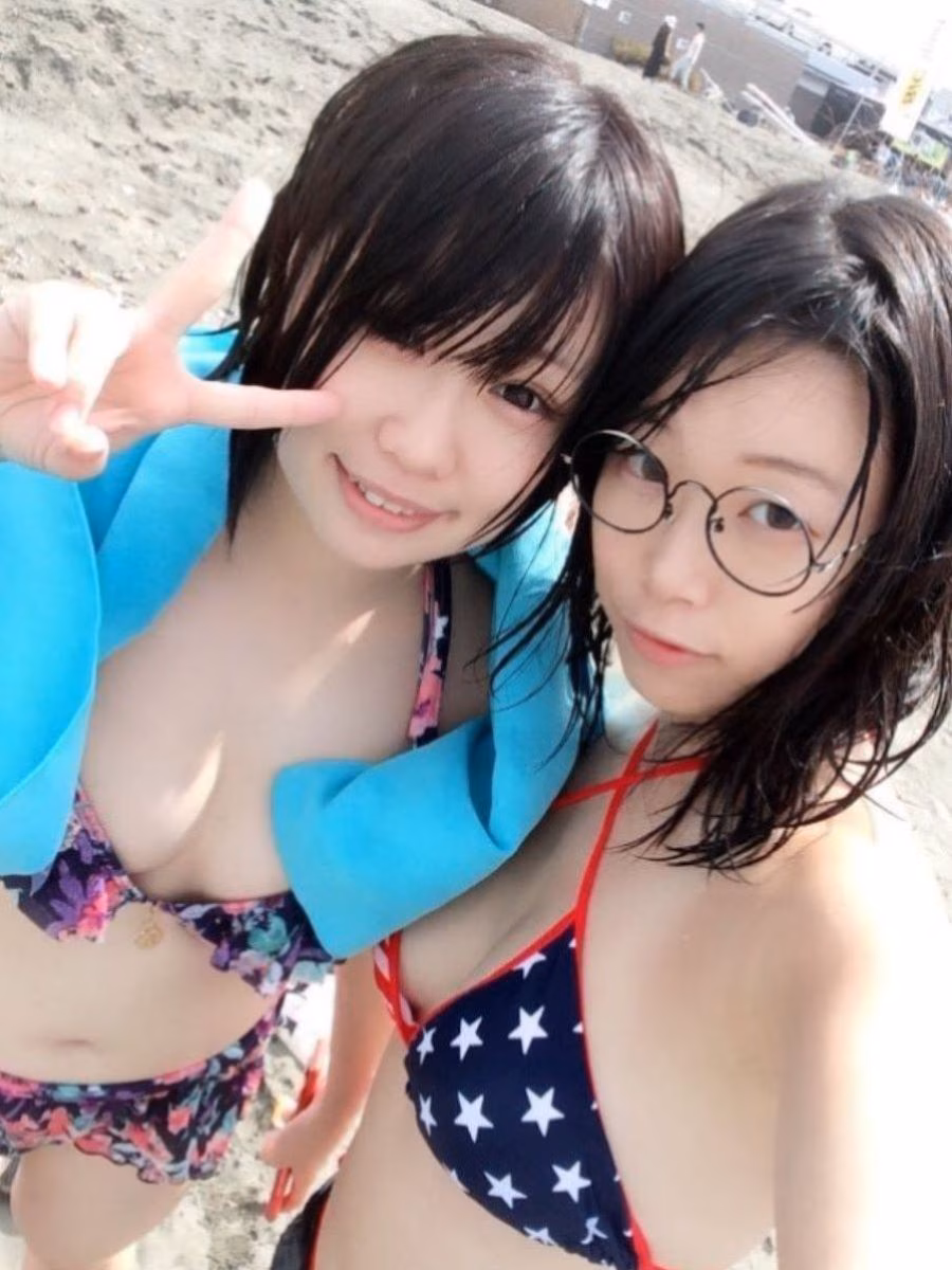 素人のエロすぎるビキニからはみ出るおっぱい・お尻がエロい水着自撮り・盗撮エロ画像 1