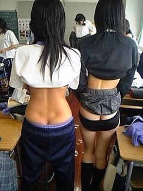 思春期のJKが友達とおふざけしてスケベな写真を撮影したエロ画像 1