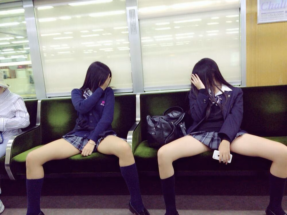 思春期のJKが友達とおふざけしてスケベな写真を撮影したエロ画像 9