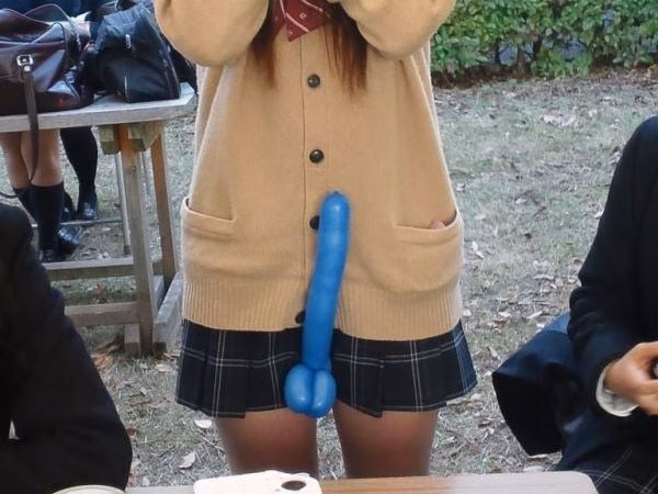 思春期のJKが友達とおふざけしてスケベな写真を撮影したエロ画像 16
