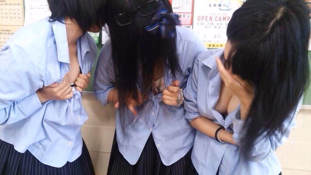思春期のJKが友達とおふざけしてスケベな写真を撮影したエロ画像 17