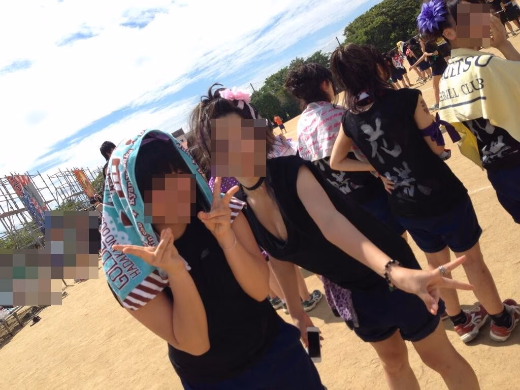 思春期のJKが友達とおふざけしてスケベな写真を撮影したエロ画像 21