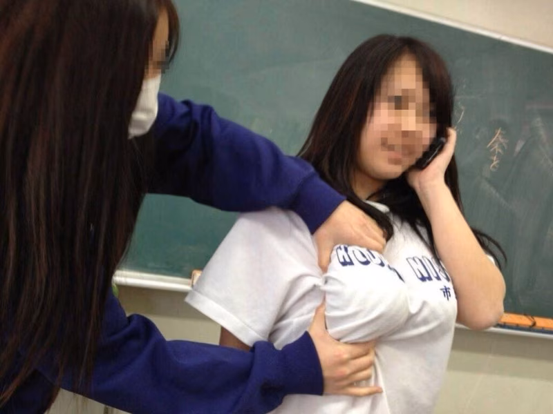 思春期のJKが友達とおふざけしてスケベな写真を撮影したエロ画像 27