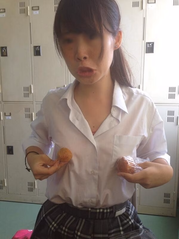 思春期のJKが友達とおふざけしてスケベな写真を撮影したエロ画像 25