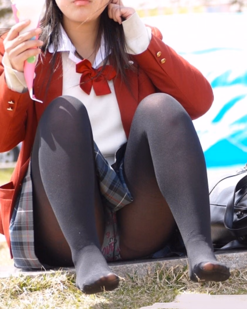 黒パンストを履いてる素人JK・女の子の盗撮エロ画像 2