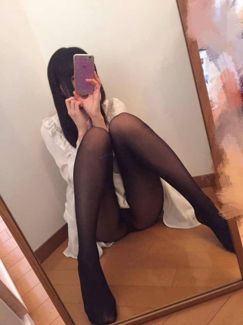 黒パンストを履いてる素人JK・女の子の盗撮エロ画像 3