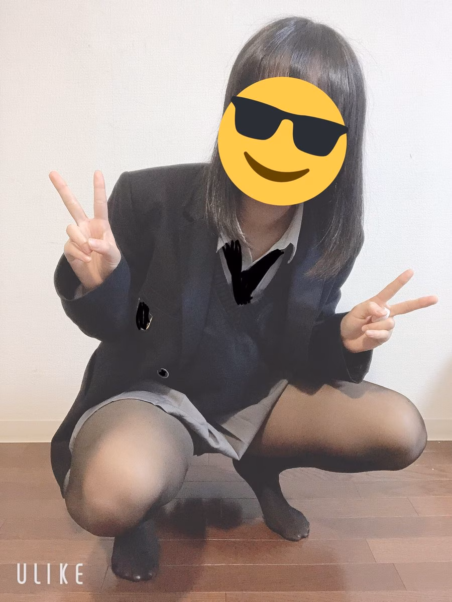 黒パンストを履いてる素人JK・女の子の盗撮エロ画像 4