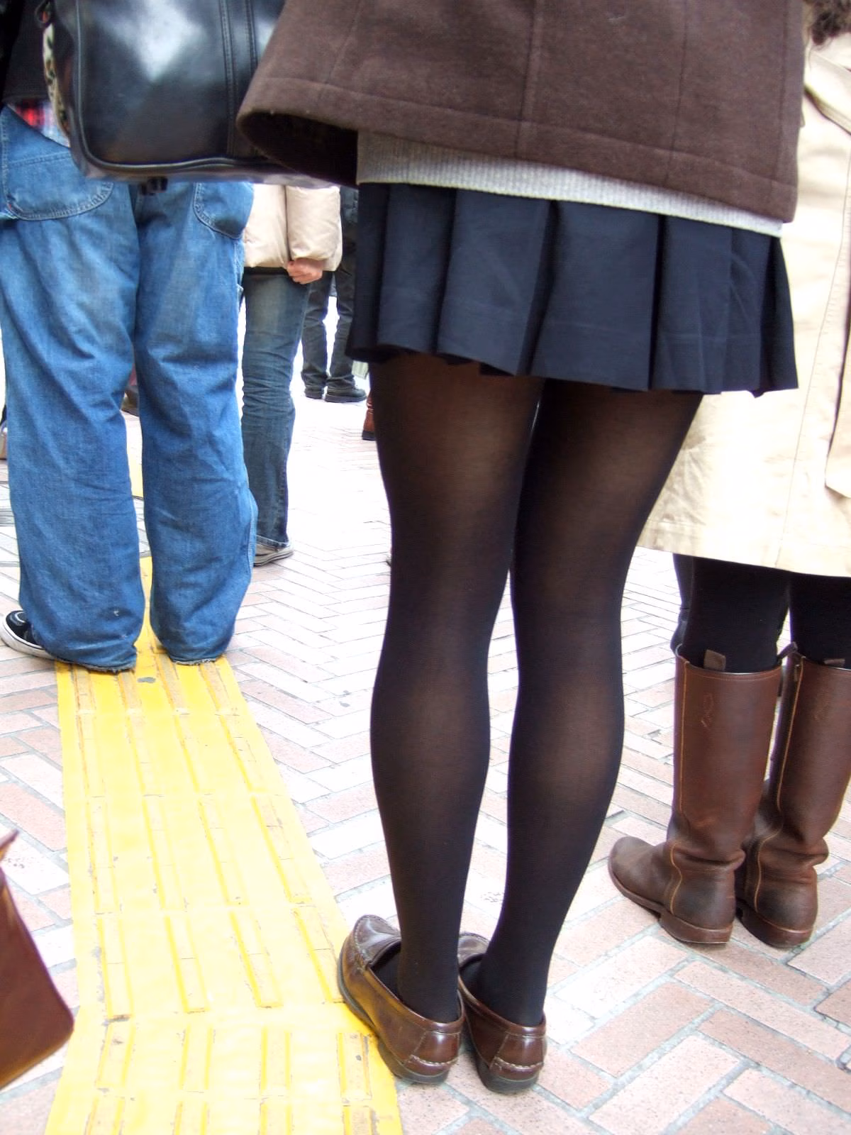 黒パンストを履いてる素人JK・女の子の盗撮エロ画像 15