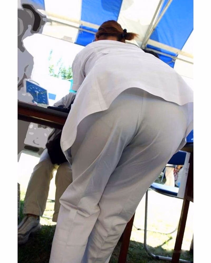 ズボンやスカート越しに透けパンしてる女の子の盗撮エロ画像 24