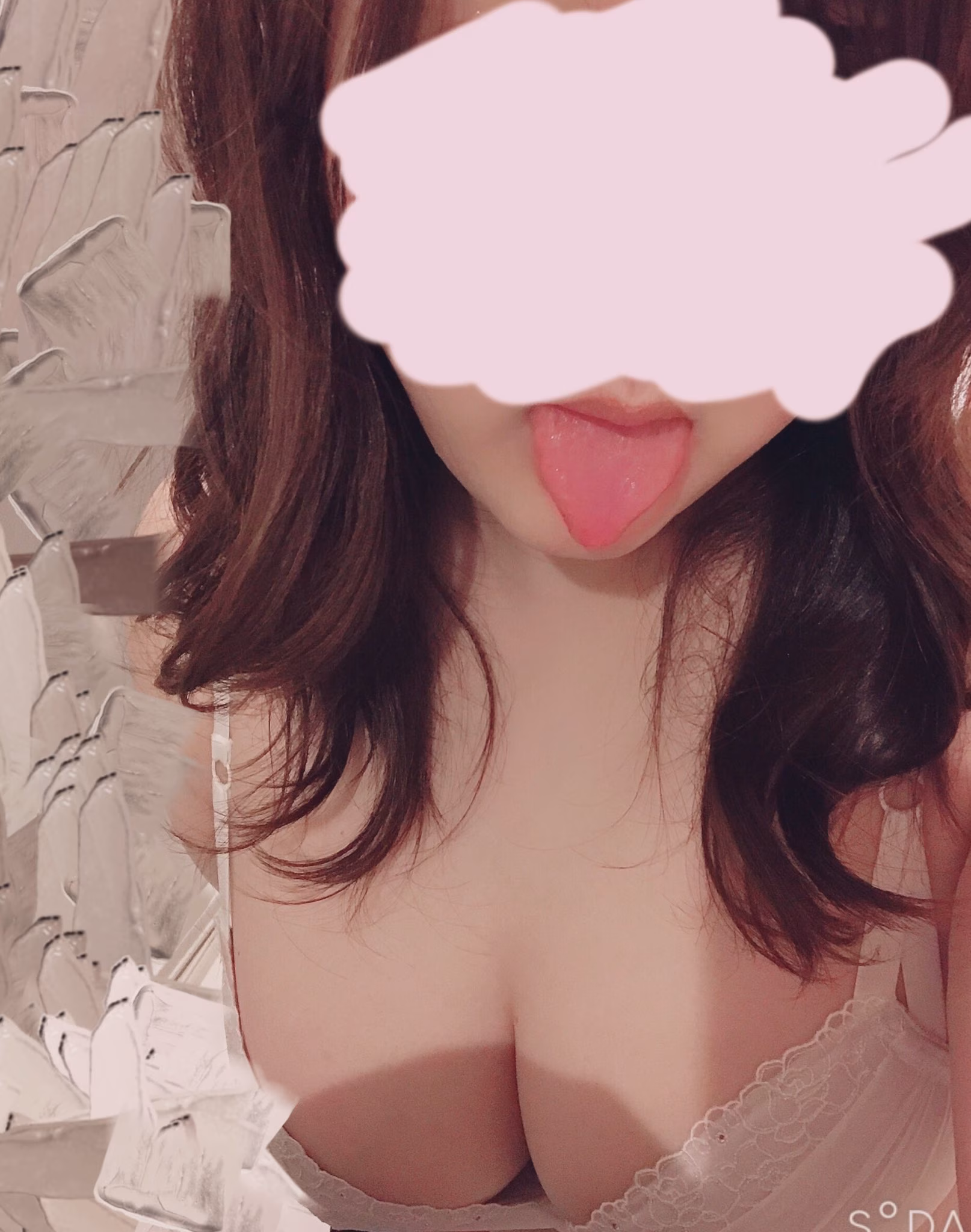 舌フェチのための素人の舌出し自撮り画像 16
