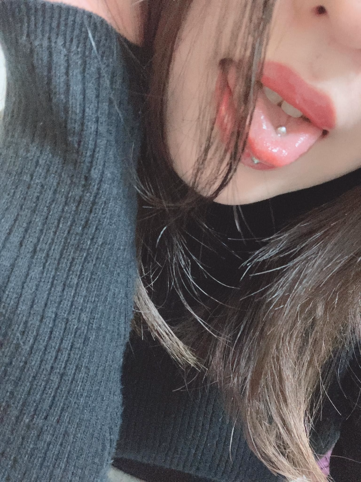 舌フェチのための素人の舌出し自撮り画像 3