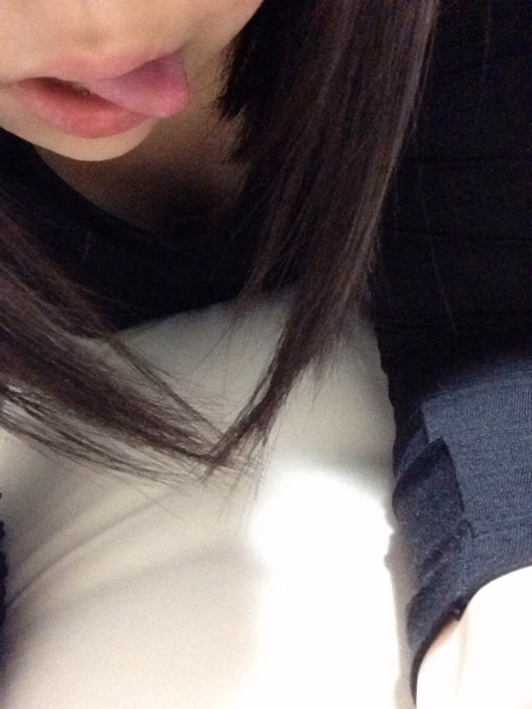 舌フェチのための素人の舌出し自撮り画像 22