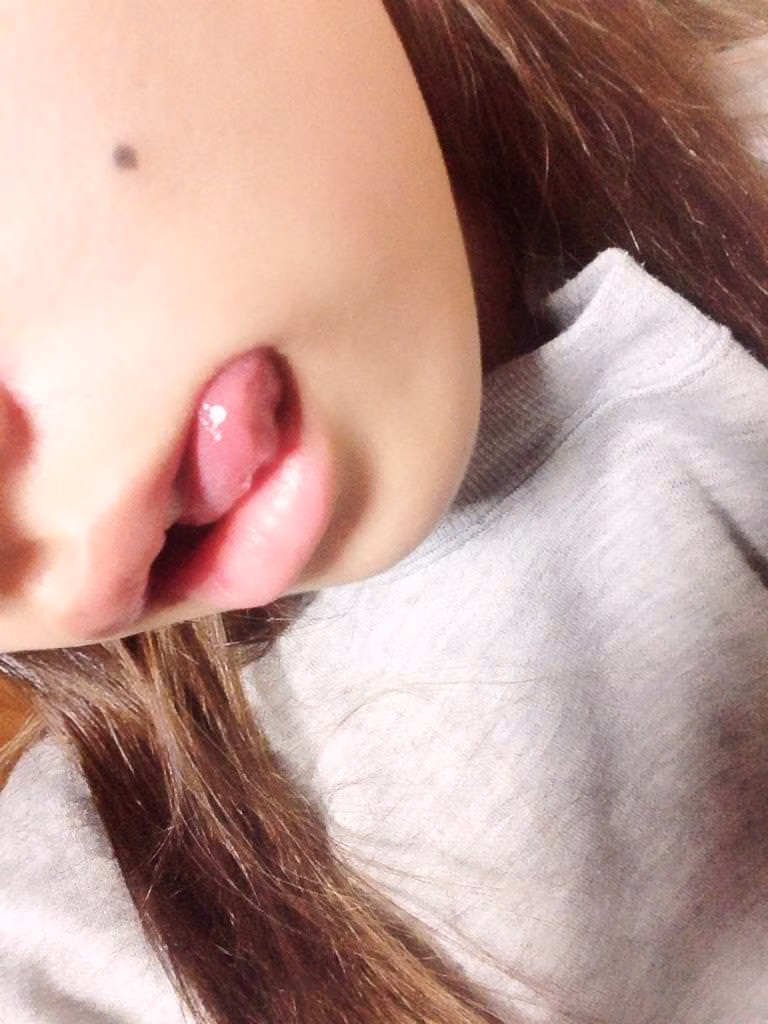 舌フェチのための素人の舌出し自撮り画像 21
