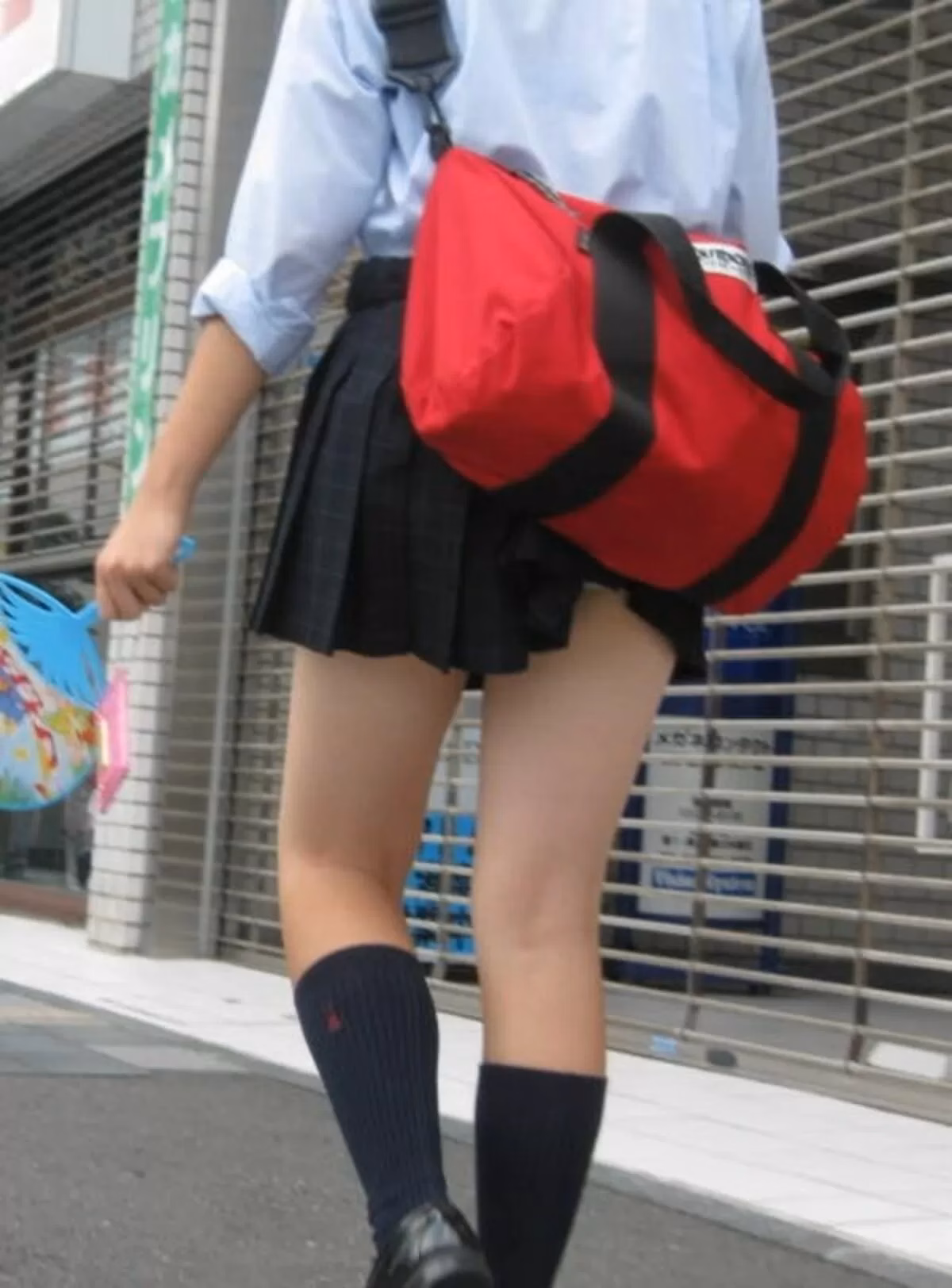 JKのハミ尻・パンチラ盗撮エロ画像 4