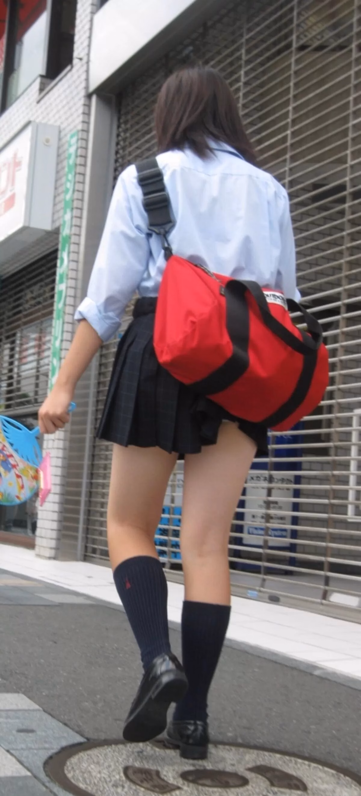 JKのハミ尻・パンチラ盗撮エロ画像 3