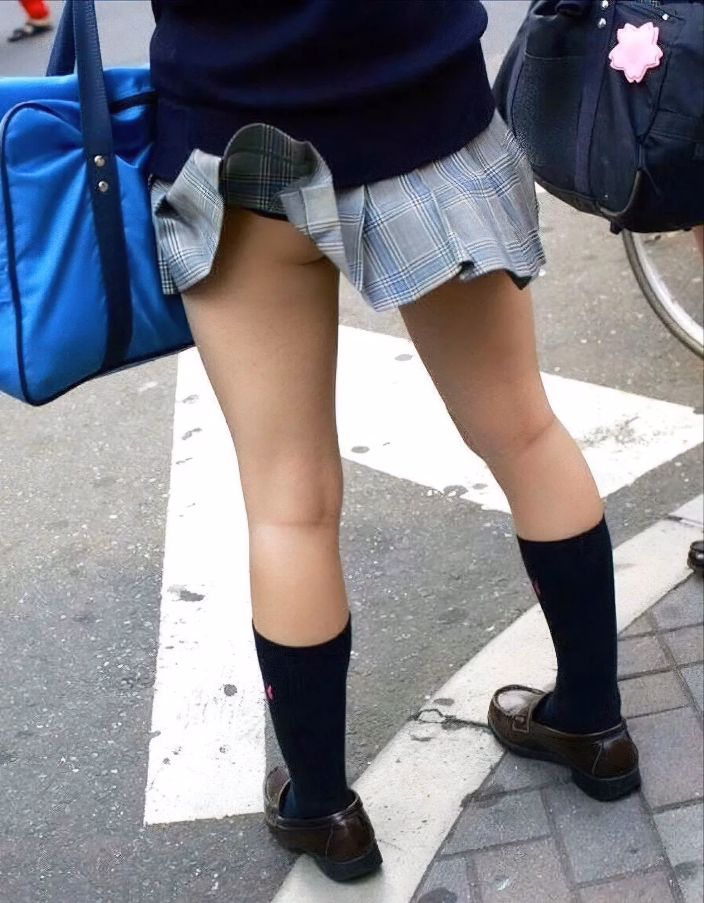 JKのハミ尻・パンチラ盗撮エロ画像 18