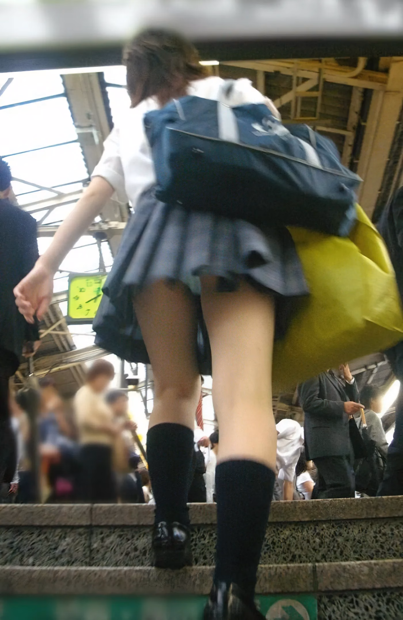 JKのハミ尻・パンチラ盗撮エロ画像 30
