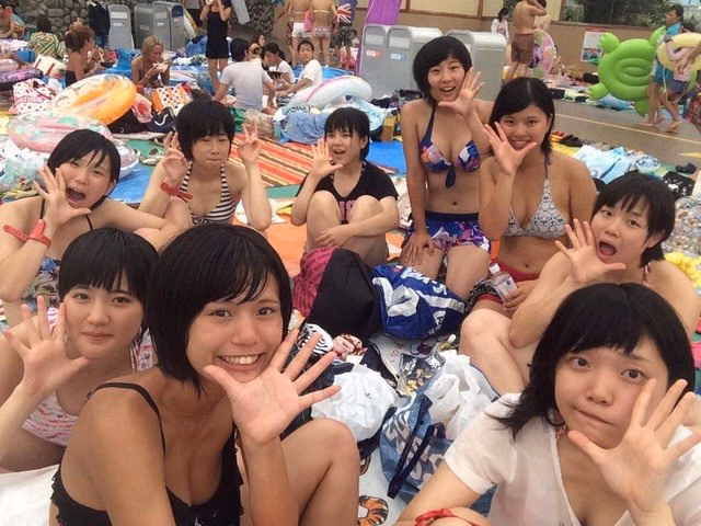 素人女性の海やプールでの水着画像 6