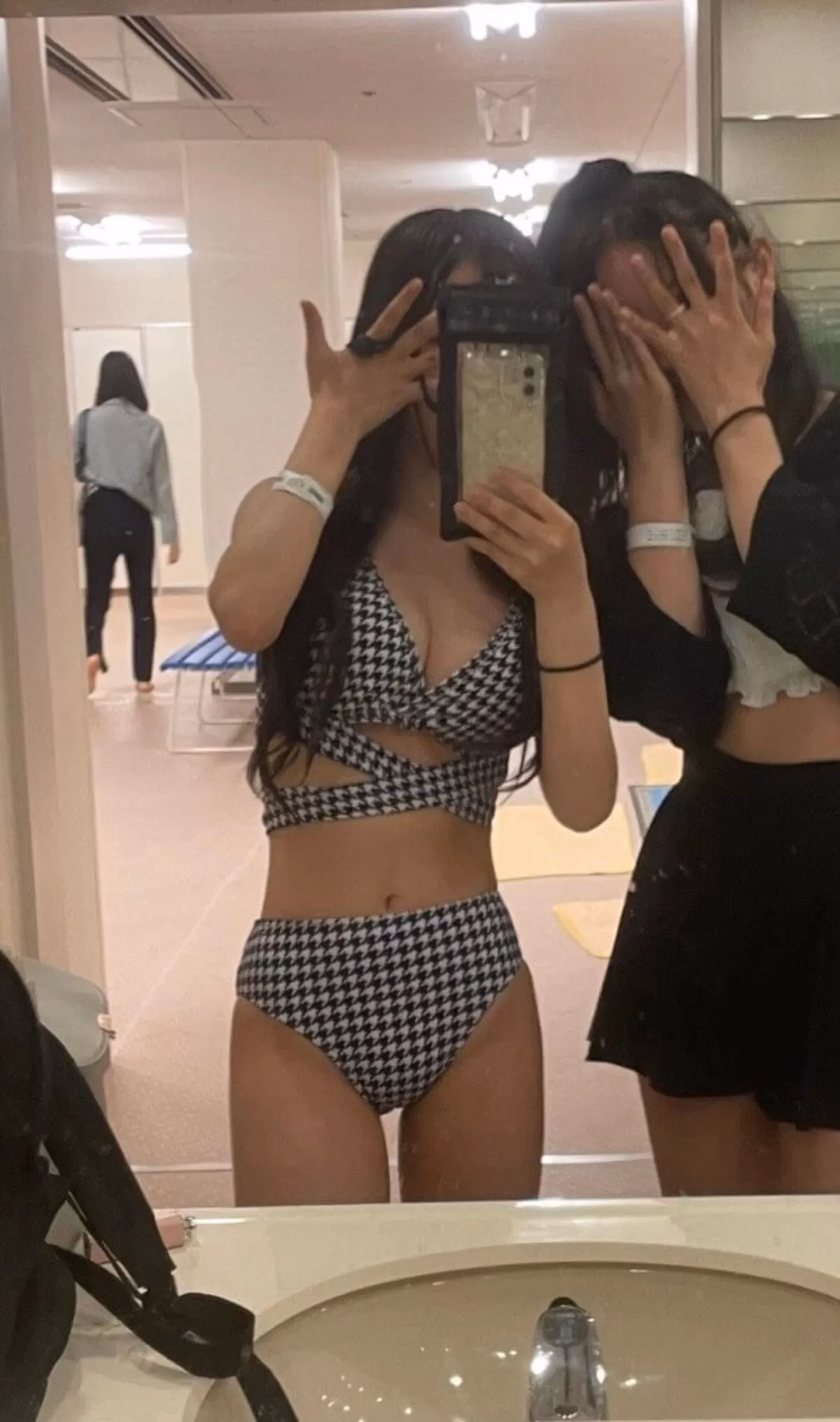 素人女性の海やプールでの水着画像 18
